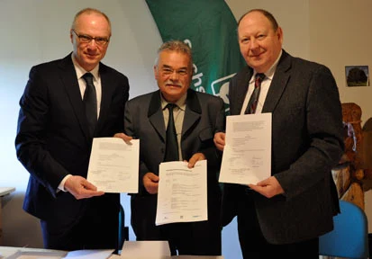 Die Unterzeichner pr&auml;sentieren die Kooperationsvereinbarung.(v.l.n.r.: Mike Ruckh; Prof. Dr. Hubert Braun; MdB Klaus Br&auml;hmig)