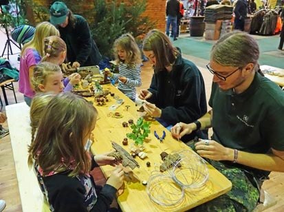 Kinder und Betreuer am Bastelstand.