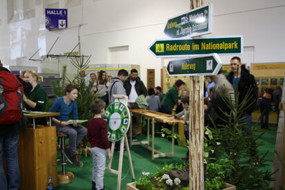 Ein Wegweiser am Stand von Sachsenforst