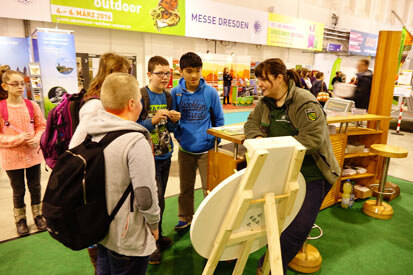 Frau Weisbach vom Forstbezirk Dresden mit Kindern am Glücksrad.