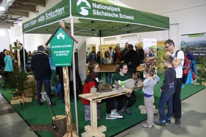 Junge Besucher am Informationsstand des Nationalparks S&auml;chsische Schweiz