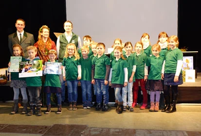 Die Preistr&auml;ger haben sich zum Gruppenfoto aufgestellt.