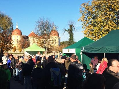 Besucher auf dem Waldfest vor der Kulisse von Schloss Moritzburg