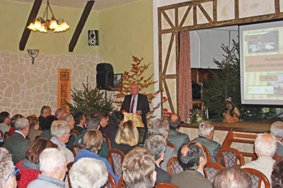 Staatssekret&auml;r Herbert Wolff am Rednerpult vor den G&auml;sten im Festsaal