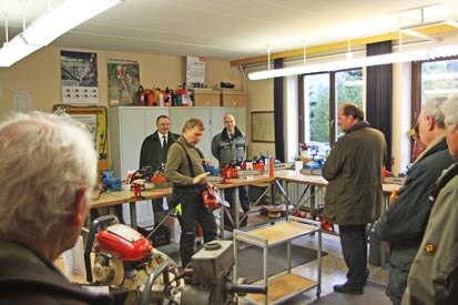 Besucher in der Motorsägen-Werkstatt.