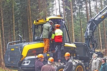 G&auml;ste besichtigen einen Harvester