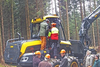 Gäste besichtigen einen Harvester