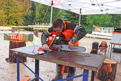 Wettkampfteilnehmer beim Kettenwechsel am Tisch