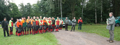 Begrüßung der 46 Teilnehmer zur nordwestsächsischen Waldarbeitermeisterschaft durch den Forstbezirksleiter