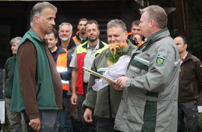 Forstwirt Marcel Billig wird zum 40-jährigen Dienstjubiläum ausgezeichnet