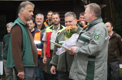 Forstwirt Marcel Billig wird zum 40-j&auml;hrigen Dienstjubil&auml;um ausgezeichnet