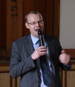 Der Bürgermeister von Wermsdorf Matthias Müller mit Mikrofon.