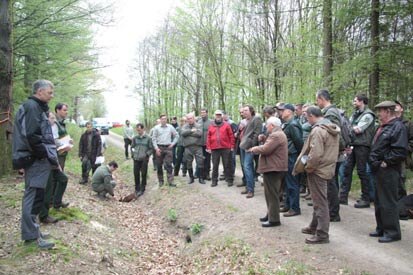 Teilnehmer der Exkursion auf einem Waldweg