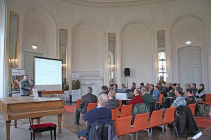 Herr Padberg spricht im Ovalsaal zu den G&auml;sten