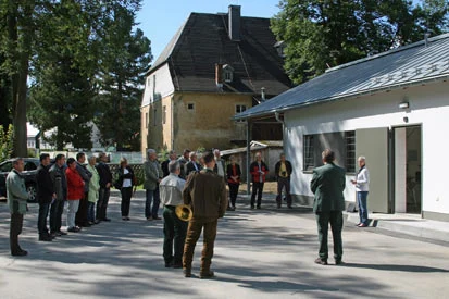 Frau Kerstin Hegewald spricht vor dem Geb&auml;ude zu den Anwesenden
