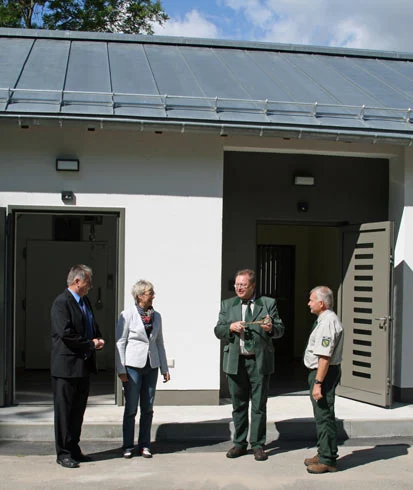 Forstbezirksleiter Ingo Reinhold &uuml;bergibt den Schl&uuml;ssel an den Leiter des Revieres Steinbach Thomas Westenburger 