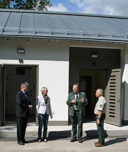 Forstbezirksleiter Ingo Reinhold übergibt den Schlüssel an den Leiter des Revieres Steinbach Thomas Westenburger 