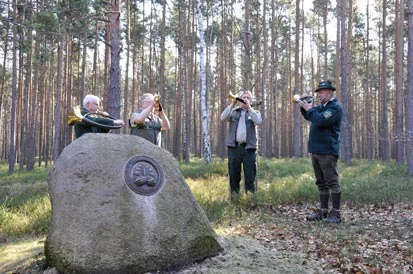 Jagdhornbl&auml;ser am Gedenkstein f&uuml;r die Waldarbeit im Neukollmer Forstrevier