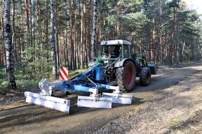 Ein Traktor mit einer Vorrichtung zum Wegebau