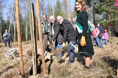 Umweltstaatssekret&auml;r Wolff und Oberb&uuml;rgermeister Skora bei der Baumpflanzung gemeinsam mit der Waldk&ouml;nigin Friederike I.