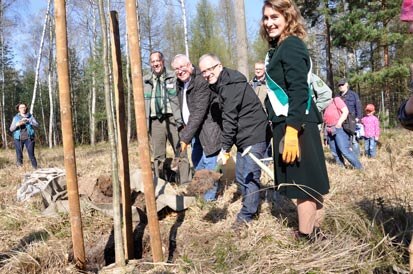 Umweltstaatssekretär Wolff und Oberbürgermeister Skora bei der Baumpflanzung gemeinsam mit der Waldkönigin Friederike I.