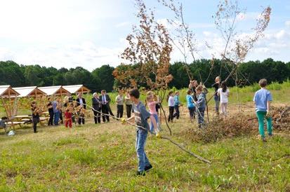 Sch&uuml;ler tragen gro&szlig;e &Auml;ste &uuml;ber die Wiese