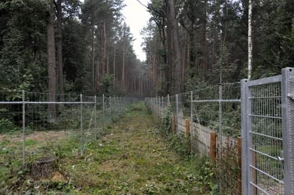 Blick auf die stabile Doppelzaunanlage