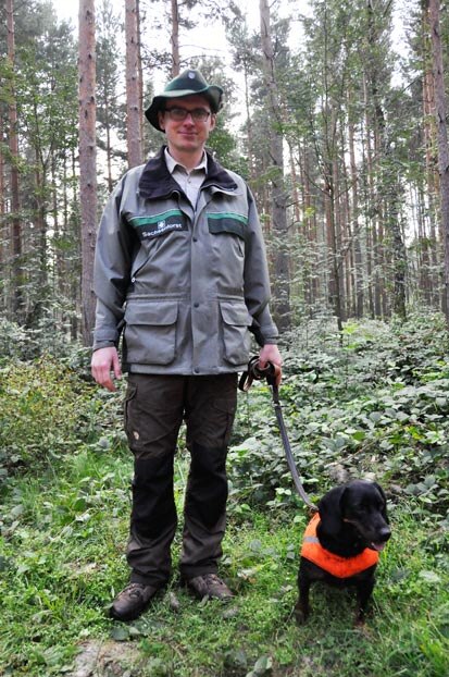 Revierleiter Christoph Seifert mit seiner Schwarzwildbracke Cora vom Reuterstein