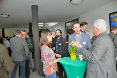 G&auml;ste diskutieren in der Pause im Foyer