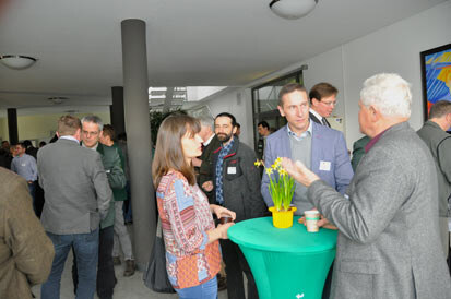 Gäste diskutieren in der Pause im Foyer