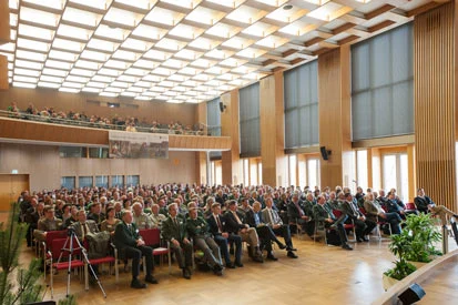 Blick in den gut gef&uuml;llten Plenarsaal des Rathauses Dresden.