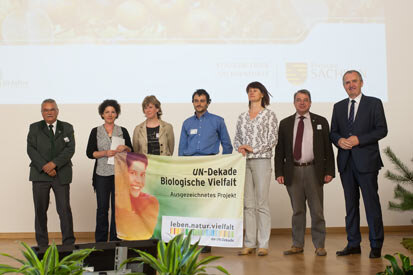 Die Ausgezeichneten mit einem Banner an der Seite von Minister Schmidt (rechts) und Prof. Braun (links).