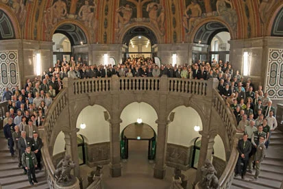 Gruppenbild der Teilnehmer in der Kuppelhalle des Rathauses.