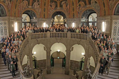 Gruppenbild der Teilnehmer in der Kuppelhalle des Rathauses.