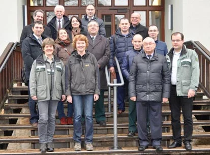 Gruppenfoto auf der Treppe zum Hauptgeb&auml;ude