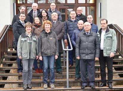 Gruppenfoto auf der Treppe zum Hauptgebäude