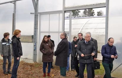Frau Ute Tr&ouml;ber und Frau Rebecca B&ouml;ttger mit den G&auml;sten in der Folienzeltanlage 