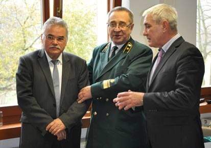 Herr Dr. Musin (Mitte; erster Stellvertreter des Ministers für Forstwirtschaft der Republik Tatarstan) bedankte sich bei Prof. Dr. Hubert Braun 