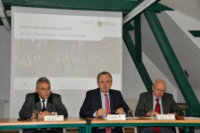 Von links nach rechts: Landesforstpr&auml;sident Prof. Dr. Hubert Braun, Forstminister Thomas Schmidt, SMUL-Pressesprecher Frank Meyer