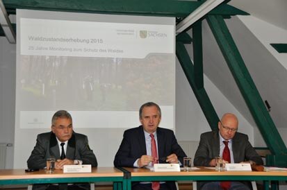 Von links nach rechts: Landesforstpräsident Prof. Dr. Hubert Braun, Forstminister Thomas Schmidt, SMUL-Pressesprecher Frank Meyer