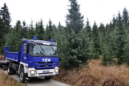 Der LKW des Technischen Hilfswerkes auf dem Forstweg neben der Fl&auml;che mit den Omorikafichten
