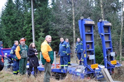 Mitarbeiter von Sachsenforst und des Technischen Hilfswerkes am Tieflader.