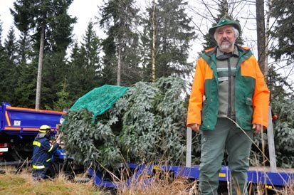 Revierleiter Eckhard Heinze vor dem Transporter.