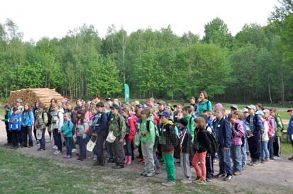 Die Schulklassen stehen gruppenweise auf dem Platz