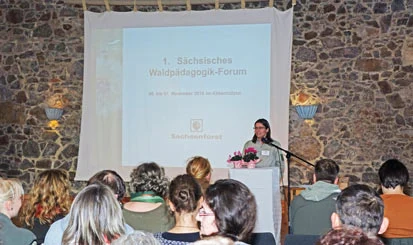 Jana Gutzer bei ihrem Vortrag am Rednerpult vor den Zuh&ouml;rern