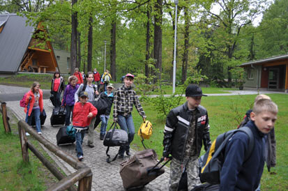 Eine Schulklasse trifft mit ihrem Gepäck im Waldschulheim ein