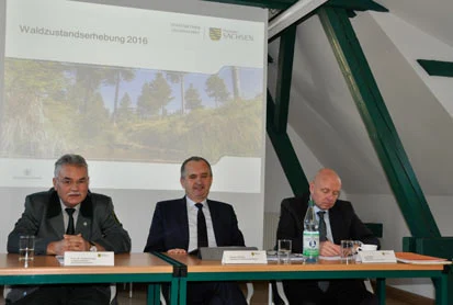 Staatsminister Thomas Schmidt (Bildmitte) mit dem Landesforstpr&auml;sidenten Prof. Dr. Hubert Braun (links) bei der Vorstellung des Waldzustandsberichtes 2016 f&uuml;r den Freistaat Sachsen.