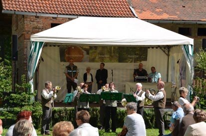 Eine Gruppe von Jagdhornbläsern steht vor der Schloßbühne