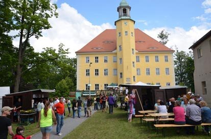 Blick auf das Festgelände mit dem Schloß im Hintergrund