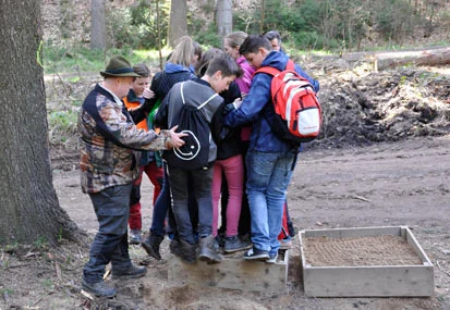 Die Sch&uuml;ler stehen dicht gedr&auml;ngt auf einer kleinen Fl&auml;che, um viel Bodendruck auszu&uuml;ben.